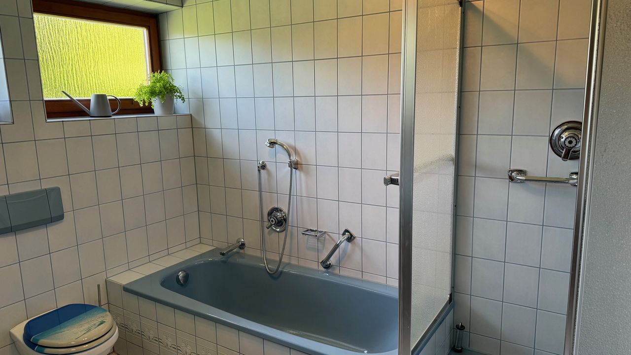 Bad mit Badewanne und Dusche Bad mit Badewanne und Dusche